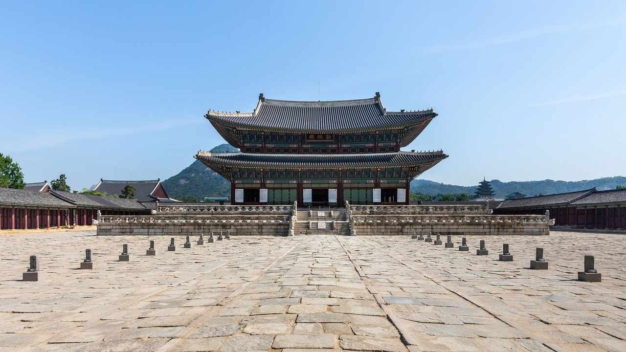 Geunjeongjeon throne hall at Gyeongbokgung Palace in Seoul under a blue sky — Seoul trip cost guide